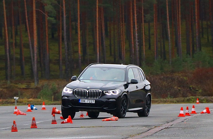 Travelnews.lv izmēģina jauno «BMW X5» meža smilšu ceļos 238622