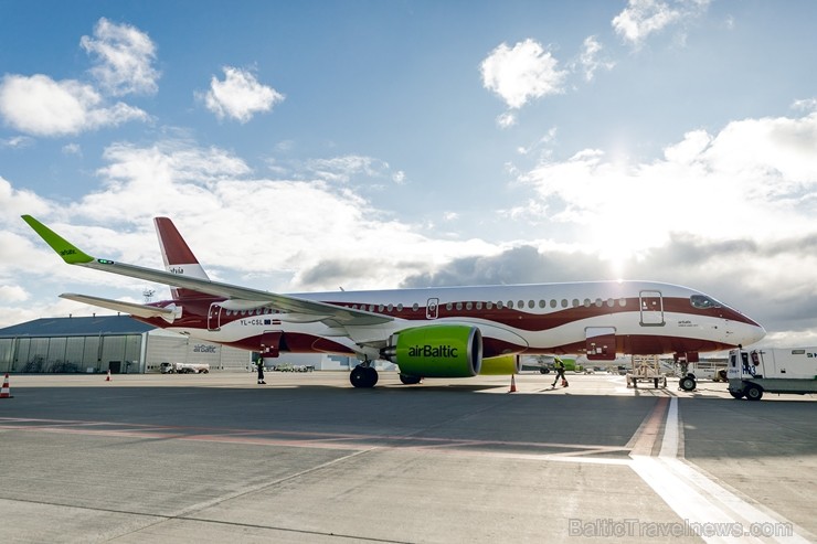 Latvijas nacionālā lidsabiedrība «airBaltic» 18. novembrī pirmo reizi piedalījās svinīgajā parādē ar «Airbus A220-300» lidmašīnu, kuru rotā sarkanbalt 238721