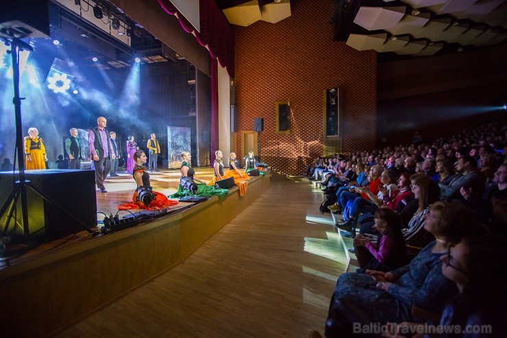 Iespaidīgā gaismu un video projekciju spēle mijas ar dejotāju azartu un lielisko dziedātāju un mūziķu sniegumu, un skatītāju ovācijas apliecina koncer 239061