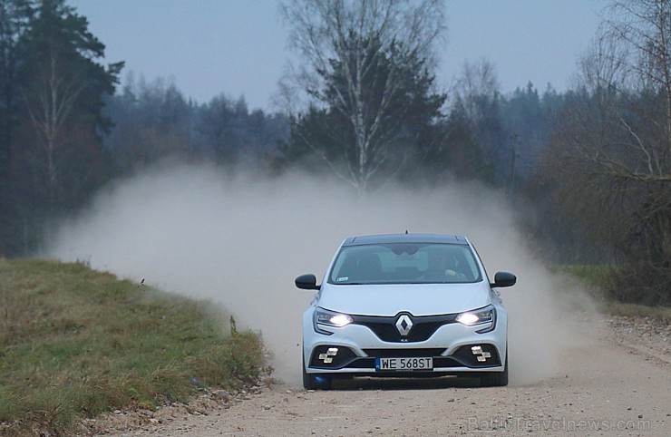 Travelnews.lv apceļo Latgali ar jauno un sportisko «Renault Megane R.S.» ar 280 zirgspēkiem 
