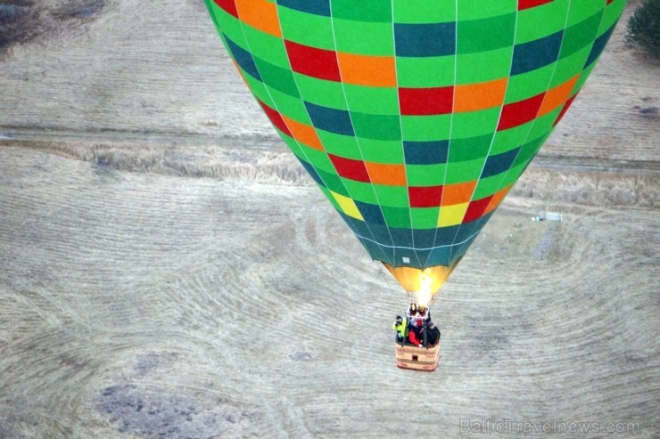 Gaisa balonu piloti Salaspils pusē krāšņi svin cilvēka pirmo sekmīgo lidojumu 239204