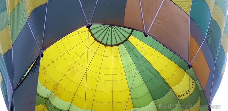 Gaisa balonu piloti Salaspils pusē krāšņi svin cilvēka pirmo sekmīgo lidojumu
