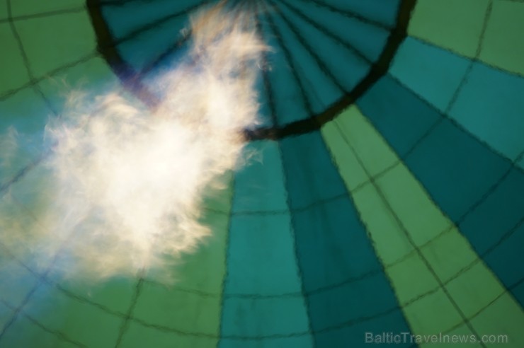 Gaisa balonu piloti Salaspils pusē krāšņi svin cilvēka pirmo sekmīgo lidojumu 239210