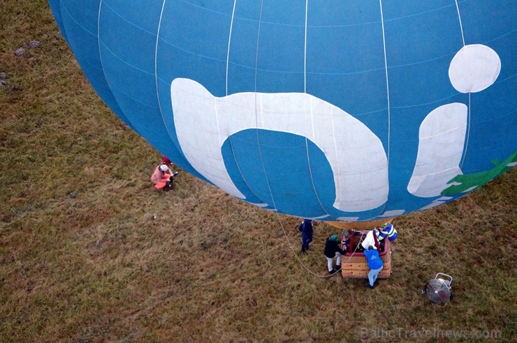 Gaisa balonu piloti Salaspils pusē krāšņi svin cilvēka pirmo sekmīgo lidojumu