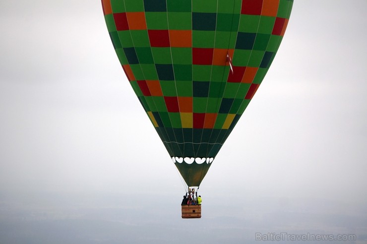 Gaisa balonu piloti Salaspils pusē krāšņi svin cilvēka pirmo sekmīgo lidojumu