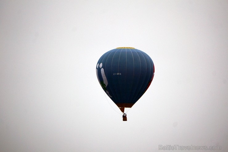 Gaisa balonu piloti Salaspils pusē krāšņi svin cilvēka pirmo sekmīgo lidojumu