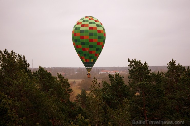 Gaisa balonu piloti Salaspils pusē krāšņi svin cilvēka pirmo sekmīgo lidojumu