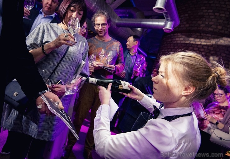 Festivāls Riga Wine & Champagne pulcēja pasaules vadošos vīna ekspertus, lai gardēžiem un vīnmīļiem no visas Baltijas piedāvātu izglītojošas degustāci 239255