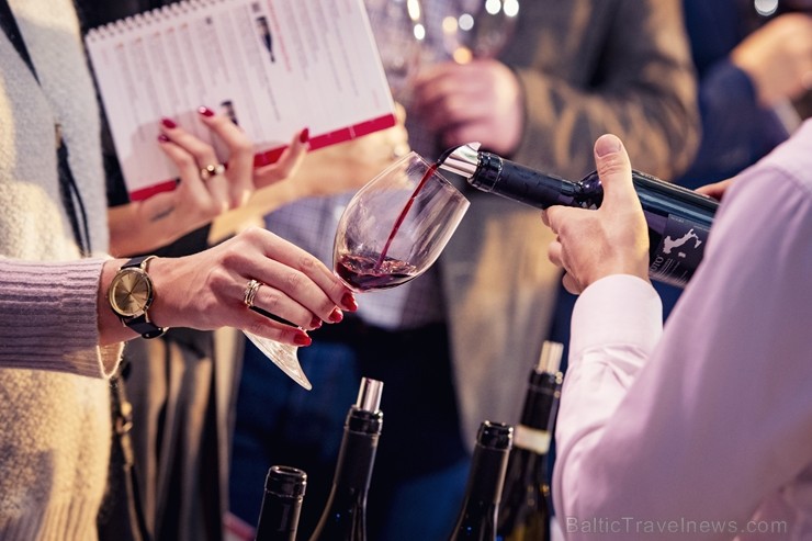 Festivāls Riga Wine & Champagne pulcēja pasaules vadošos vīna ekspertus, lai gardēžiem un vīnmīļiem no visas Baltijas piedāvātu izglītojošas degustāci 239259
