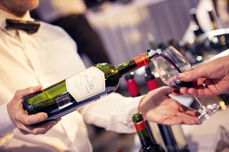Festivāls Riga Wine & Champagne pulcēja pasaules vadošos vīna ekspertus, lai gardēžiem un vīnmīļiem no visas Baltijas piedāvātu izglītojošas degustāci 239264