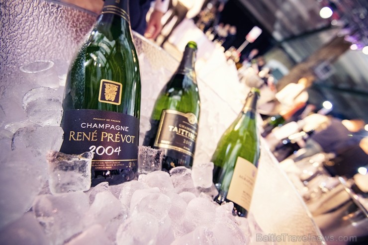 Festivāls Riga Wine & Champagne pulcēja pasaules vadošos vīna ekspertus, lai gardēžiem un vīnmīļiem no visas Baltijas piedāvātu izglītojošas degustāci 239272