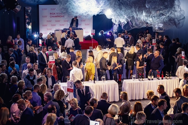 Festivāls Riga Wine & Champagne pulcēja pasaules vadošos vīna ekspertus, lai gardēžiem un vīnmīļiem no visas Baltijas piedāvātu izglītojošas degustāci 239275