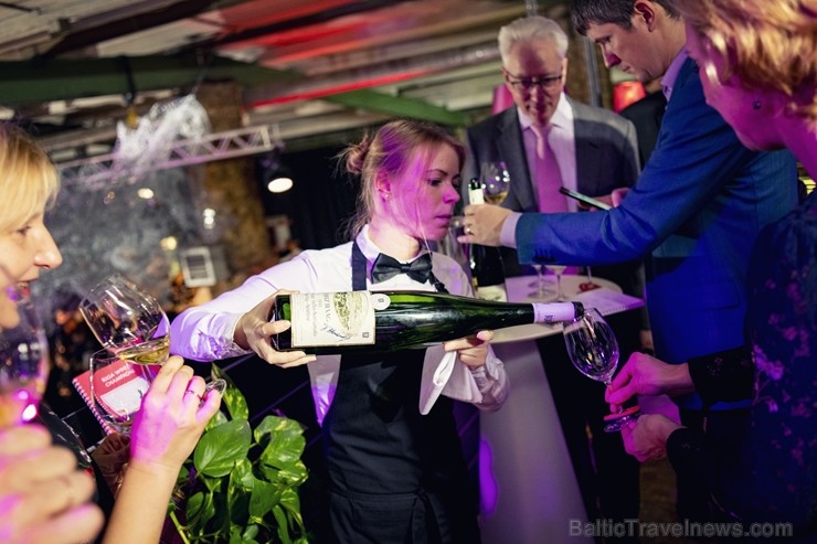 Festivāls Riga Wine & Champagne pulcēja pasaules vadošos vīna ekspertus, lai gardēžiem un vīnmīļiem no visas Baltijas piedāvātu izglītojošas degustāci 239283