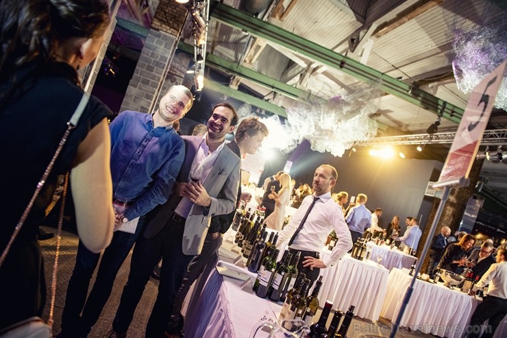 Festivāls Riga Wine & Champagne pulcēja pasaules vadošos vīna ekspertus, lai gardēžiem un vīnmīļiem no visas Baltijas piedāvātu izglītojošas degustāci 239297