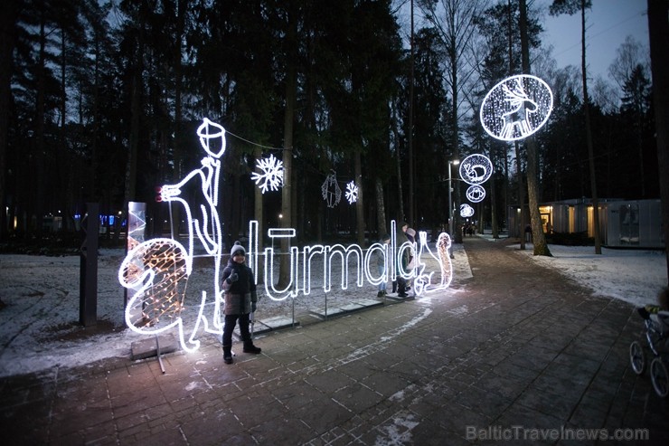 Jūrmalā - Dzintaru mežaparkā - atklāts Gaismas parks, kurā dažādos gaismas dekoros, skulptūrās jau otro gadu iemirdzas tūkstošiem LED gaismiņu.