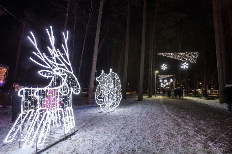 Jūrmalā - Dzintaru mežaparkā - atklāts Gaismas parks, kurā dažādos gaismas dekoros, skulptūrās jau otro gadu iemirdzas tūkstošiem LED gaismiņu.