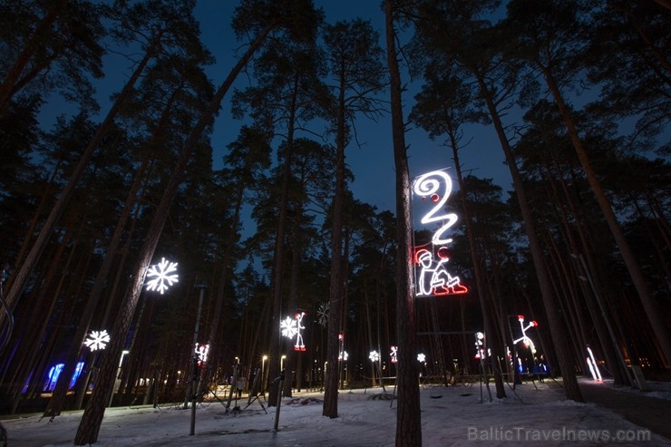 Jūrmalā - Dzintaru mežaparkā - atklāts Gaismas parks, kurā dažādos gaismas dekoros, skulptūrās jau otro gadu iemirdzas tūkstošiem LED gaismiņu. 239720