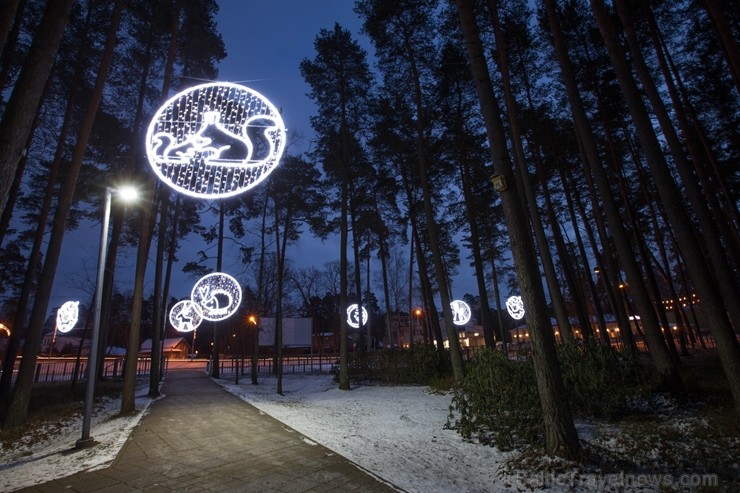 Jūrmalā - Dzintaru mežaparkā - atklāts Gaismas parks, kurā dažādos gaismas dekoros, skulptūrās jau otro gadu iemirdzas tūkstošiem LED gaismiņu. 239726