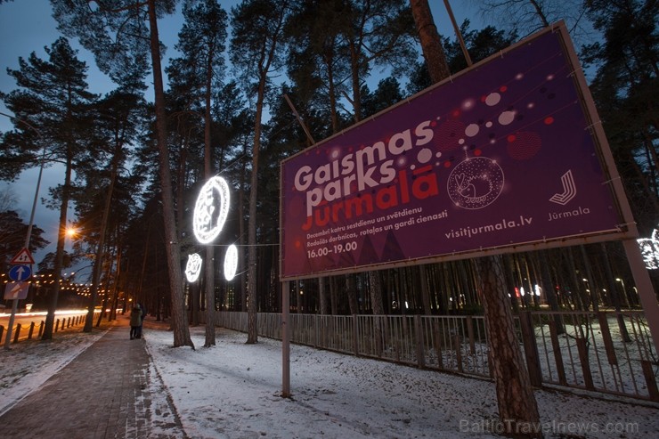 Jūrmalā - Dzintaru mežaparkā - atklāts Gaismas parks, kurā dažādos gaismas dekoros, skulptūrās jau otro gadu iemirdzas tūkstošiem LED gaismiņu.