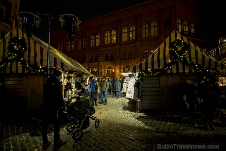 Rīgas iedzīvotāji un viesi apmeklē Doma laukumā svētku egles iedegšanas svinības un Vecrīgas Ziemassvētku tirdziņu.