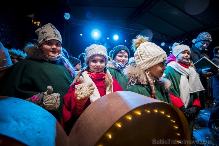 Rīgas iedzīvotāji un viesi apmeklē Doma laukumā svētku egles iedegšanas svinības un Vecrīgas Ziemassvētku tirdziņu. Rīgas iedzīvotāji un viesi apmeklē Doma laukumā svētku egles iedegšanas svinības un Vecrīgas Ziemassvētku tirdziņu. 239737