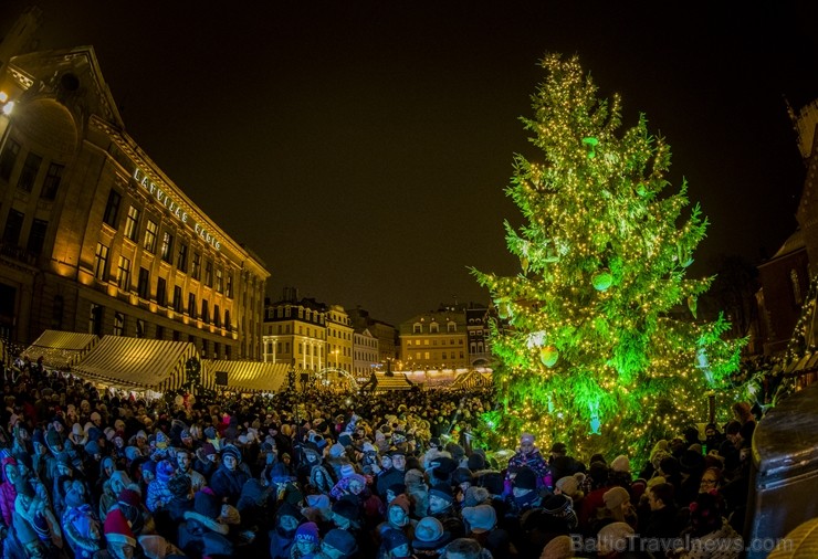 Rīgas iedzīvotāji un viesi apmeklē Doma laukumā svētku egles iedegšanas svinības un Vecrīgas Ziemassvētku tirdziņu.