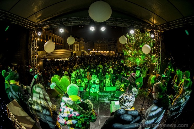 Rīgas iedzīvotāji un viesi apmeklē Doma laukumā svētku egles iedegšanas svinības un Vecrīgas Ziemassvētku tirdziņu. Rīgas iedzīvotāji un viesi apmeklē Doma laukumā svētku egles iedegšanas svinības un Vecrīgas Ziemassvētku tirdziņu. 239739