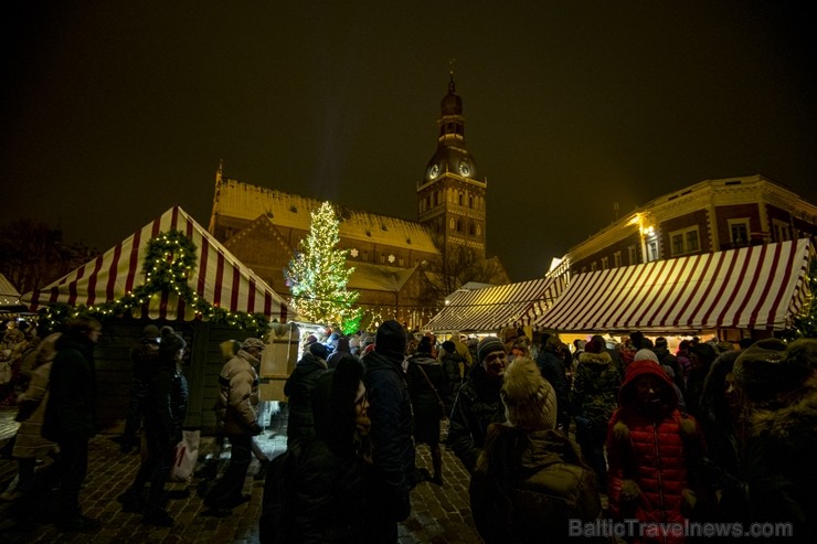 Rīgas iedzīvotāji un viesi apmeklē Doma laukumā svētku egles iedegšanas svinības un Vecrīgas Ziemassvētku tirdziņu. 239743