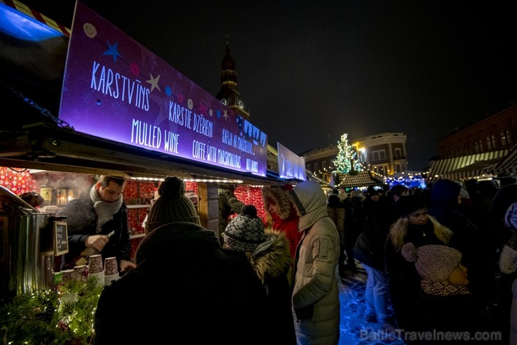 Rīgas iedzīvotāji un viesi apmeklē Doma laukumā svētku egles iedegšanas svinības un Vecrīgas Ziemassvētku tirdziņu. 239746