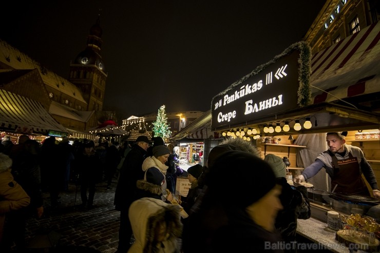 Rīgas iedzīvotāji un viesi apmeklē Doma laukumā svētku egles iedegšanas svinības un Vecrīgas Ziemassvētku tirdziņu. 239748