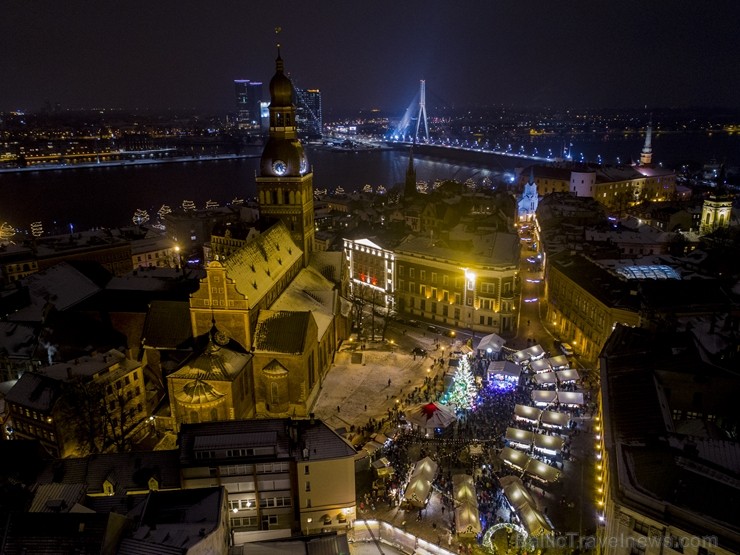 Rīgas iedzīvotāji un viesi apmeklē Doma laukumā svētku egles iedegšanas svinības un Vecrīgas Ziemassvētku tirdziņu. Rīgas iedzīvotāji un viesi apmeklē Doma laukumā svētku egles iedegšanas svinības un Vecrīgas Ziemassvētku tirdziņu. 239758