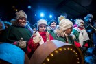 Rīgas iedzīvotāji un viesi apmeklē Doma laukumā svētku egles iedegšanas svinības un Vecrīgas Ziemassvētku tirdziņu. 5