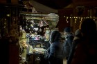 Rīgas iedzīvotāji un viesi apmeklē Doma laukumā svētku egles iedegšanas svinības un Vecrīgas Ziemassvētku tirdziņu. 7