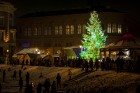 Rīgas iedzīvotāji un viesi apmeklē Doma laukumā svētku egles iedegšanas svinības un Vecrīgas Ziemassvētku tirdziņu. 22
