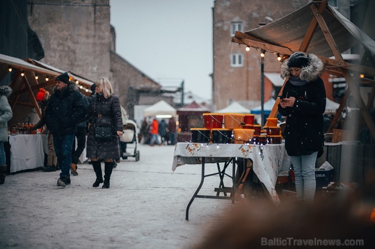 Cēsīs, gaidot Ziemassvētkus, pilsētas iedzīvotāji un viesi pulcējās kopā uz egles iedegšanu, tirdziņos meklēja un atrada gardas dāvanas un klausījās b