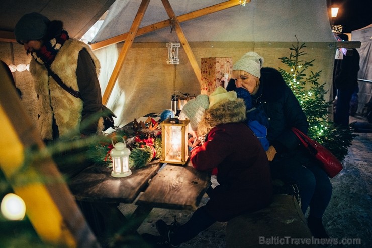 Cēsīs, gaidot Ziemassvētkus, pilsētas iedzīvotāji un viesi pulcējās kopā uz egles iedegšanu, tirdziņos meklēja un atrada gardas dāvanas un klausījās b