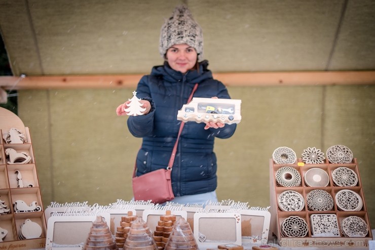 Cēsīs, gaidot Ziemassvētkus, pilsētas iedzīvotāji un viesi pulcējās kopā uz egles iedegšanu, tirdziņos meklēja un atrada gardas dāvanas un klausījās b