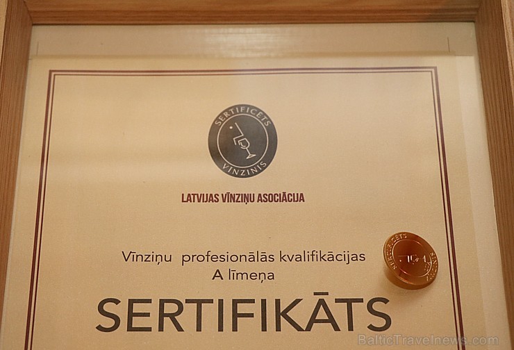 Latvijas vīnziņi ir pirmie Baltijā, kas svinīgā atmosfērā iegūst vīnziņa sertifikātus 240125