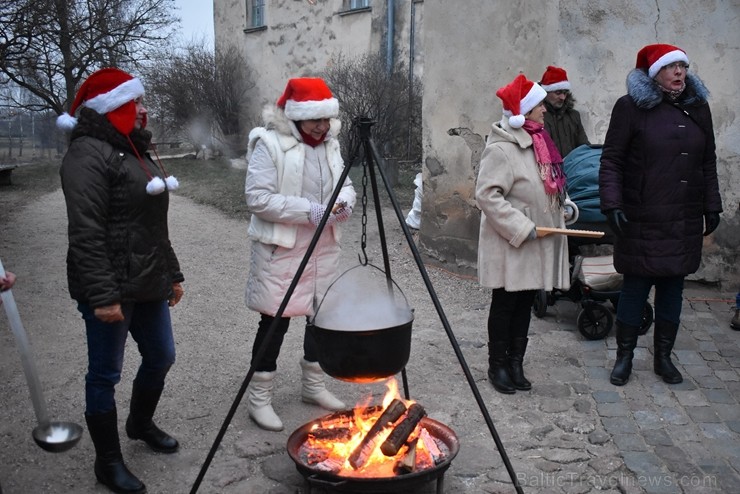 1301. gadā celtā Jaunpils pils mirdz gaišās svētku rotās un pulcē Jaunpils iedzīvotājus un viesus svētku gaidīšanas pasākumos 240442