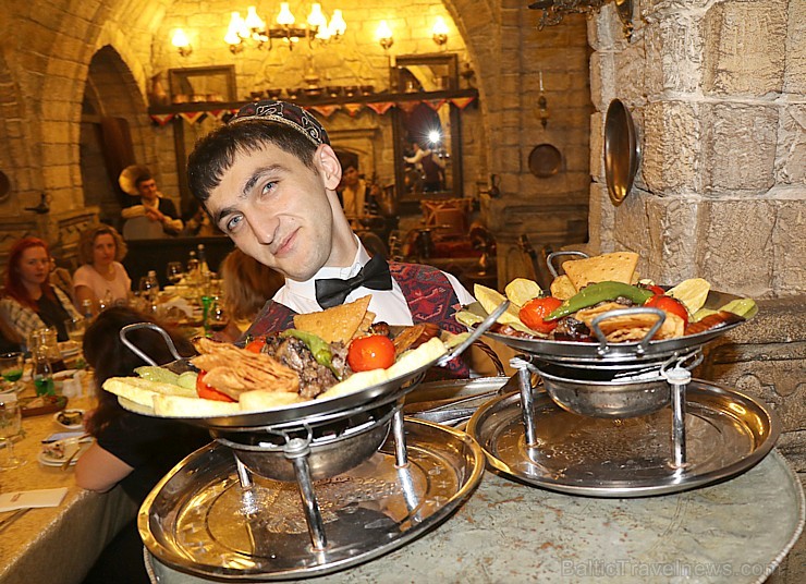 Travelnews.lv apmeklē Baku muzeja stila restorānu «Shirvanshah Museum Restaurant». Sadarbībā ar Latvijas vēstniecību Azerbaidžānā un tūrisma firmu «RA 240600