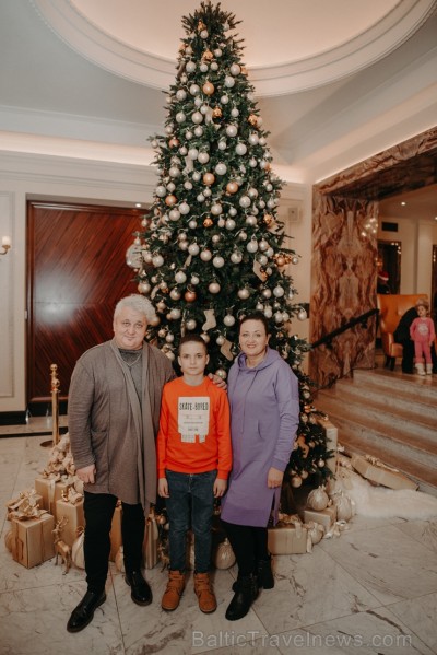 «Grand Hotel Kempinski Riga» kopā ar draugiem un sadarbības partneriem iededz Ziemassvētku egli