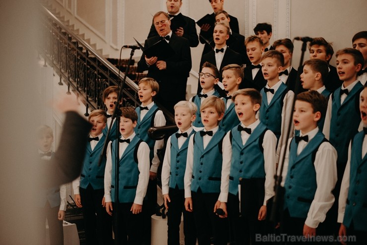 «Grand Hotel Kempinski Riga» kopā ar draugiem un sadarbības partneriem iededz Ziemassvētku egli 240703