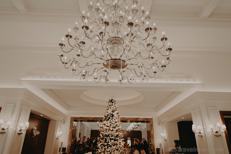 «Grand Hotel Kempinski Riga» kopā ar draugiem un sadarbības partneriem iededz Ziemassvētku egli