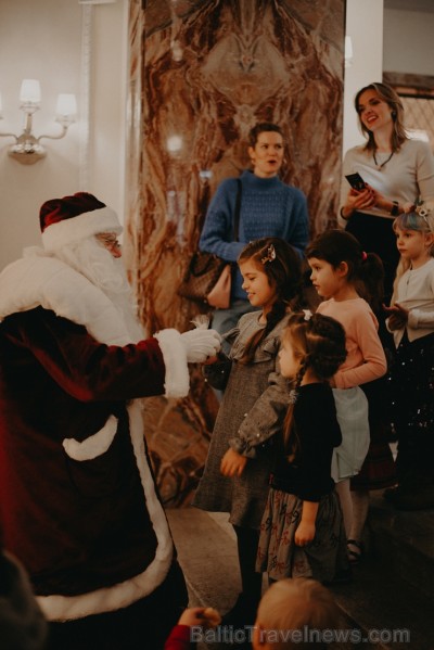 «Grand Hotel Kempinski Riga» kopā ar draugiem un sadarbības partneriem iededz Ziemassvētku egli 240710