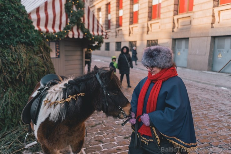 Brīvdienās un svētku dienās tirdziņā var apciemot Ziemassvētku vecīti un satikt rūķus, kā arī doties izjādēs ar ponijiem. Visu tirdziņa laiku darbojas 240896