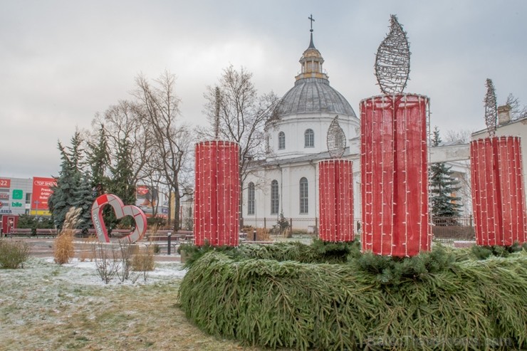 Daugavpilī iedegta pilsētas galvenā egle un iemirdzējusies Latvijā lielākā zvaigzne, bet visus daugavpiliešus un pilsētas viesus gaida atklāta pilsēta
