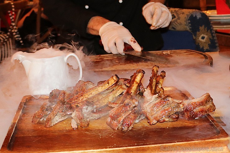 Travelnews.lv apmeklē Baku steiku restorānu «Mangal Steak House». Sadarbībā ar Latvijas vēstniecību Azerbaidžānā un tūrisma firmu «RANTUR Travel Agenc Travelnews.lv apmeklē Baku steiku restorānu «Mangal Steak House». Sadarbībā ar Latvijas vēstniecību Azerbaidžānā un tūrisma firmu «RANTUR Travel Agenc 241201