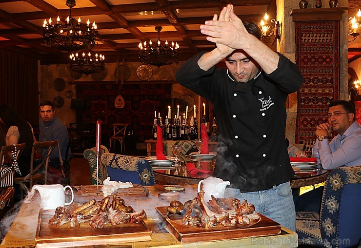 Travelnews.lv apmeklē Baku steiku restorānu «Mangal Steak House». Sadarbībā ar Latvijas vēstniecību Azerbaidžānā un tūrisma firmu «RANTUR Travel Agenc 241202