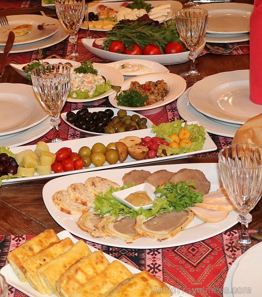 Travelnews.lv apmeklē Baku steiku restorānu «Mangal Steak House». Sadarbībā ar Latvijas vēstniecību Azerbaidžānā un tūrisma firmu «RANTUR Travel Agenc 241206