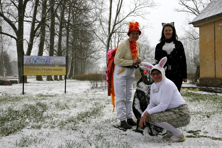 Tukumā radoši gaida Ziemassvētkus, bet Jaunpils pilī pošas Jaunā gada karnevālam